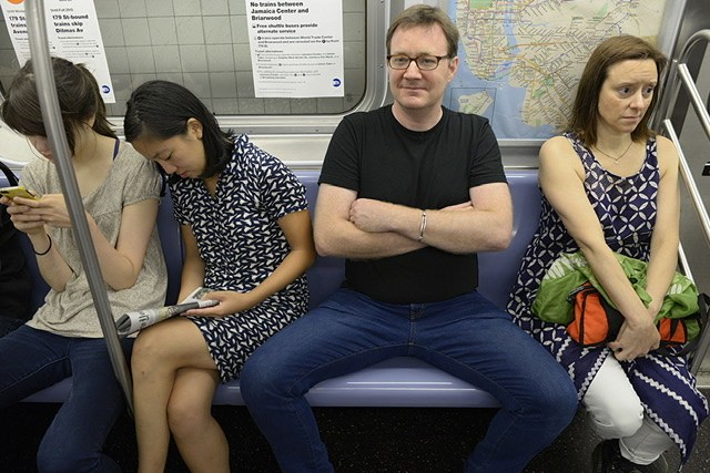 manspreading nebo také man-sitting